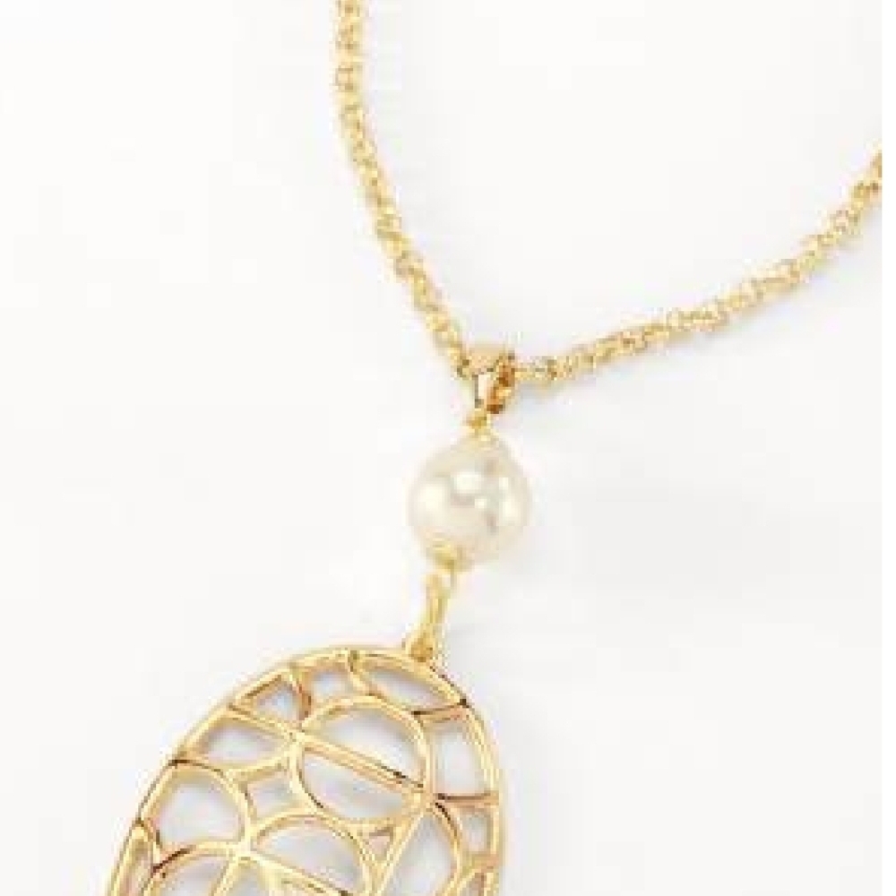 Chic Gold Filigree Pendant Necklace